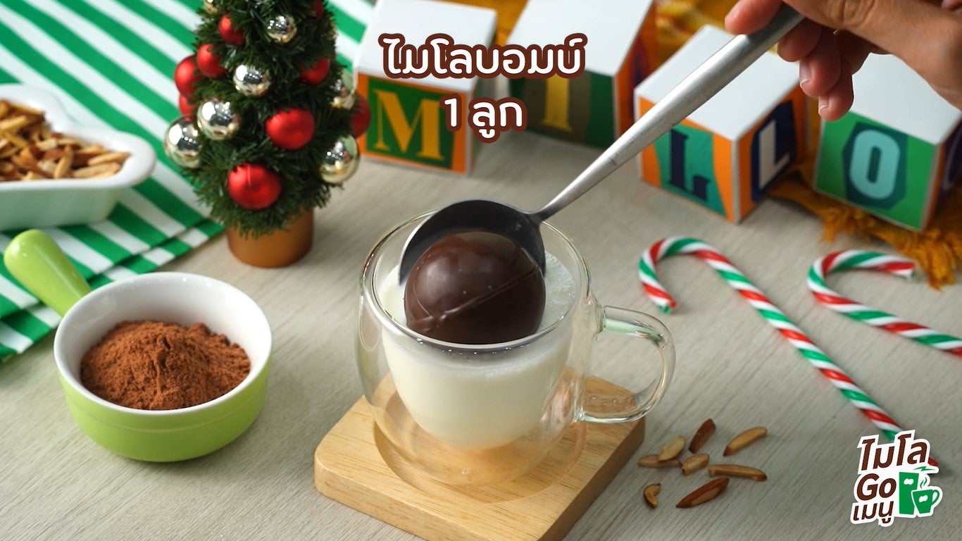 ใส่ไมโลบอมบ์ลงในแก้วที่มีนม