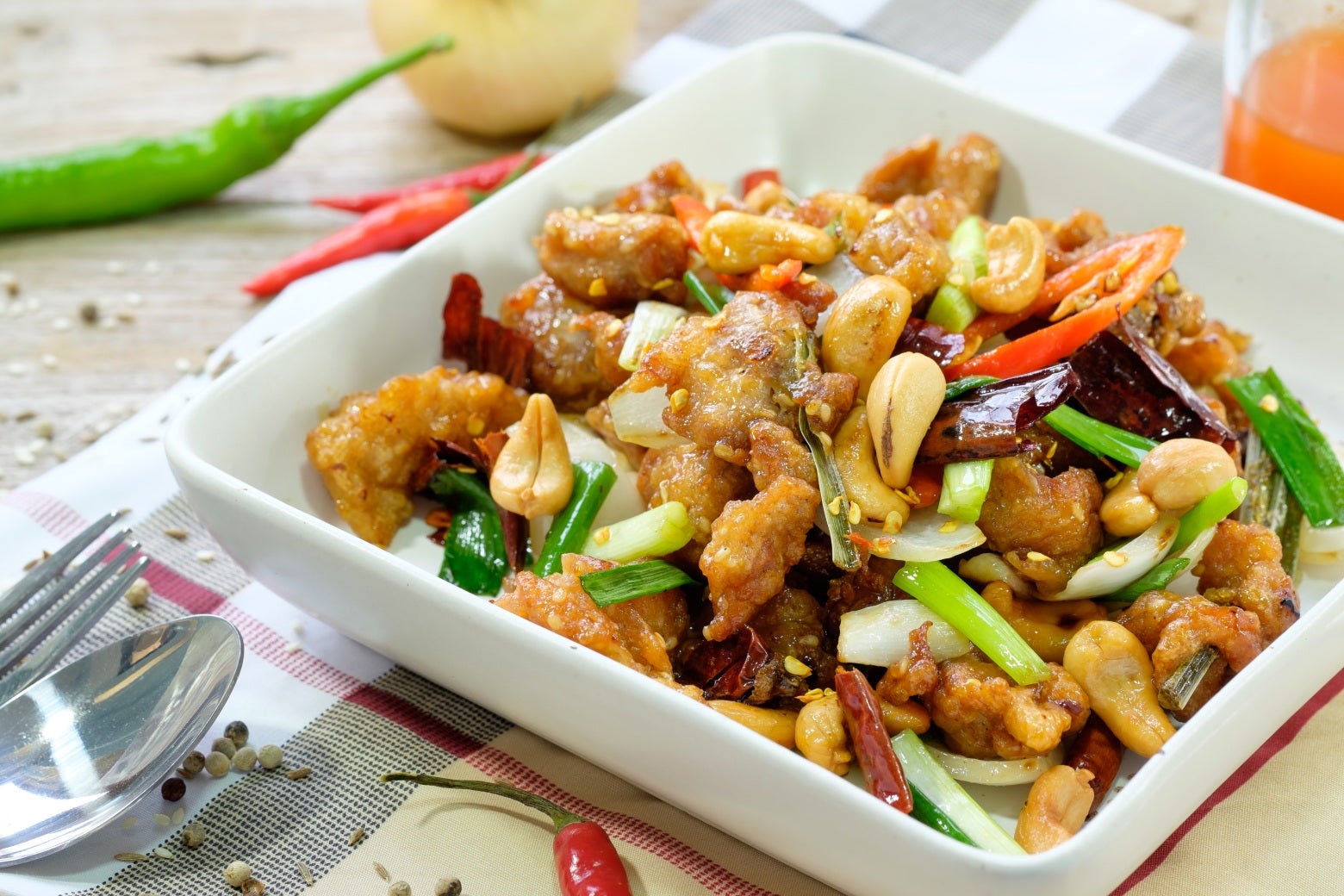 เมนูอาหารที่ครบ 5 หมู่ในจานเดียว - ไก่ผัดเม็ดมะม่วงหิมพานต์